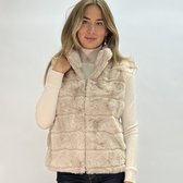 Beige bodywarmer van nep bont - Trendy Vegan ecru bont bodywarmer van Joss mode Amsterdam - Beige kunst bont bodywarmer - Diervrij bont beige bodywarmer