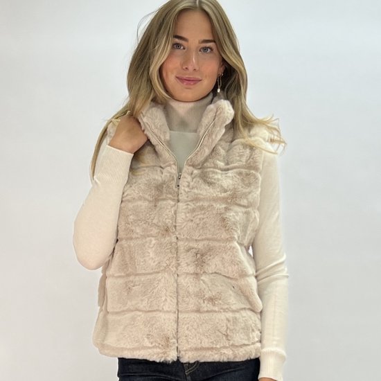 Beige bodywarmer van nep bont - Trendy Vegan ecru bont bodywarmer van Joss mode Amsterdam - Beige kunst bont bodywarmer - Diervrij bont beige bodywarmer