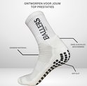 Witte sportsok met anti-slip nopjes, ademend materiaal en enkel- en achillesbescherming. 'BALLERS' opdruk.