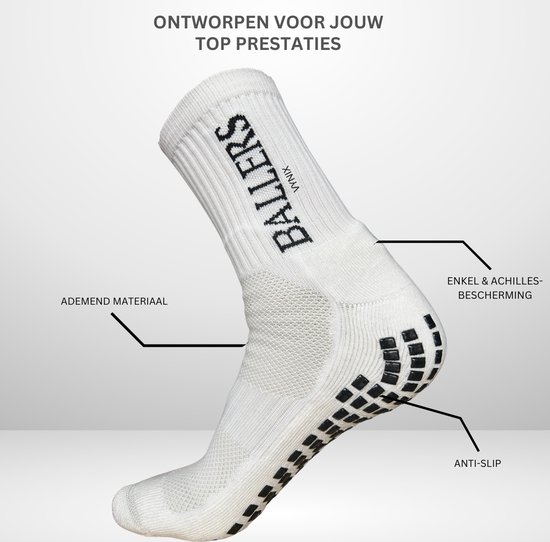 Witte sportsok met anti-slip nopjes, ademend materiaal en enkel- en achillesbescherming. 'BALLERS' opdruk.
