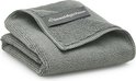 Chiffon gris en microfibre, plié avec une étiquette "Geweldigschoon".