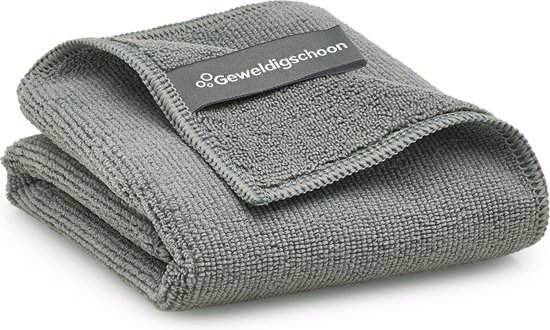 Chiffon gris en microfibre, plié avec une étiquette "Geweldigschoon".