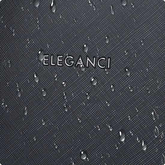 Detail van zwart textuurmateriaal van een Eleganci tas met waterdruppels en logo.