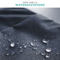 Waterdruppels op donkerblauwe stof. De hoes is waterafstotend.
