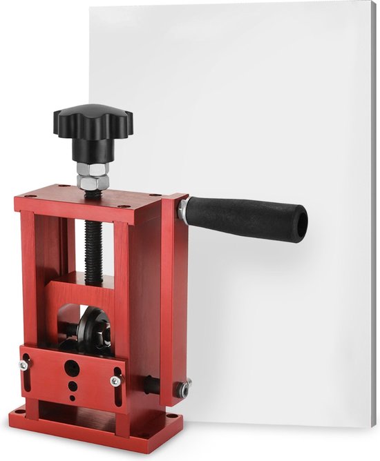 Rode kabelstripmachine met zwarte handgreep, naast een wit paneel.