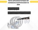 Zwart fiets ophangsysteem met fietsen en helmen aan haken.
