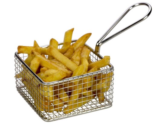 Een vierkant RVS frietmandje, gevuld met goudbruine frietjes.