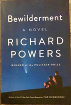 Boekomslag 'Bewilderment' van Richard Powers, met een nachtelijke hemel en twee silhouetten.