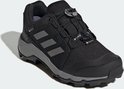 Zwarte kinderschoen met grijze Adidas-strepen en snelvetersysteem. GORE-TEX.