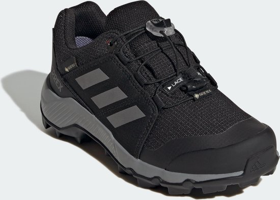 Zwarte kinderschoen met grijze Adidas-strepen en snelvetersysteem. GORE-TEX.