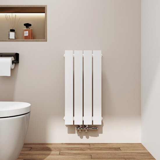 Compacte witte verticale radiator met vier platte panelen, gemonteerd naast een toilet in een badkamer.