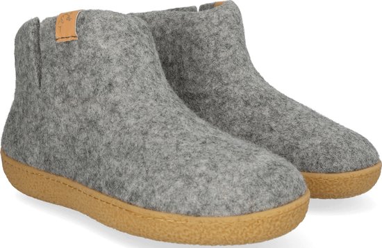 Twee grijze wollen pantoffels met leren labels en bruine zolen, van voren gezien.