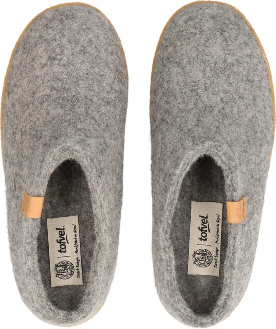 Bovenaanzicht van twee grijze vilten pantoffels met lichtbruine zolen en labels.