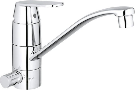 Grohe Eurosmart Cosmopolitan keukenkraan in glanzend chroom met een gebogen uitloop en een hendel aan de voorzijde.