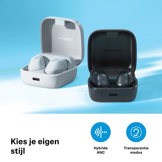 Twee Sennheiser oordopjes: witte oordopjes in een lichtgrijze oplader en zwarte oordopjes in een zwarte oplader.