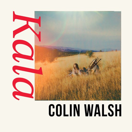 Boek 'Kala' van Colin Walsh, met tekst en een foto van drie personen in een veld.