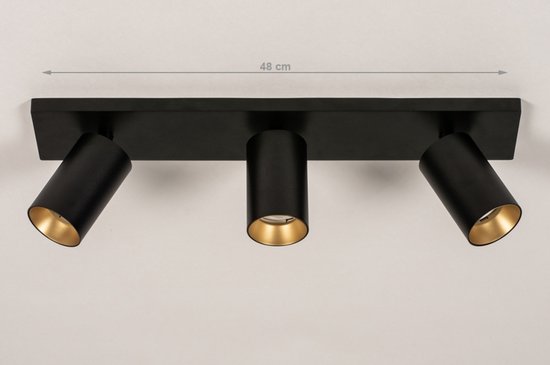 Plafonnier noir de 48 cm, avec trois spots à intérieur doré sur une base noire.