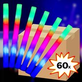 60x Led Lichtstaven Foam - Multicolor Led Sticks - FEEST VOORDEELPACK - Neon Party Sticks - Verjaardag Feest Versiering - Bruiloft Huwelijk - Foam Lichtstaaf - Lampjes Kerst - Glow in The Dark