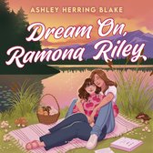 Twee jonge vrouwen, Ashley Herring Blake en Ramona Riley, zitten op een picknickkleed bij een meer. Ze omhelzen elkaar. De titel "Dream On, Ramona Riley" staat centraal.