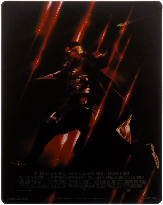 Achterzijde van de Blade Blu-ray steelbook met Wesley Snipes in een dynamische, springende pose tegen een achtergrond van rode lichtstralen.