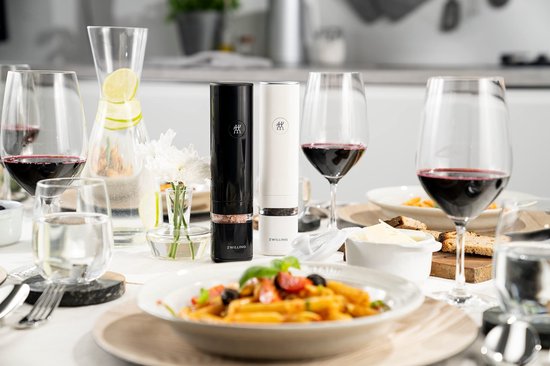 ZWILLING ENFINIGY Elektrische Salz- & Pfeffermuhle mit Keramikmahlwerk & LED Beleuchtung, Aufladbar per USB, 2-teiliges Set: Schwarz & Weiß van Merkloos — afbeelding 3