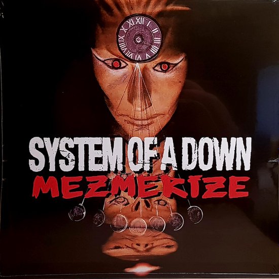 Albumhoes System of a Down Mezmerize met een gezicht met rode ogen en een klok bovenop.