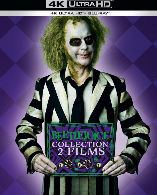 Michael Keaton als Beetlejuice met zijn kenmerkende zwart-wit gestreepte pak, een groen pruik en witte gezichtsmake-up, houdt een bord vast met "Beetlejuice Collection 2 Films".