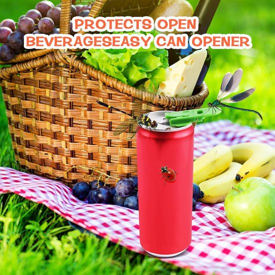 Groene blikopener op een rood blikje met fruit en kaas op een picknickkleed. Insecten op het blikje.