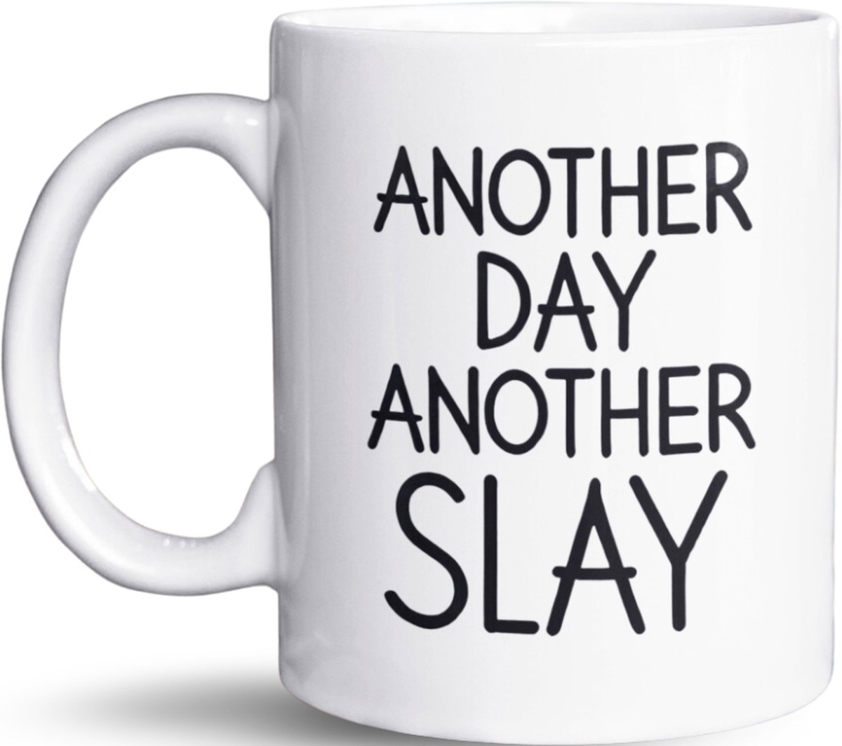 NietMokken.nl – Grappige mok met quote – "Another Day, Another Slay" – 325 ml (11oz) – Keramische koffiemok – Bedrukt aan beide zijden – Cadeautip voor vrienden, collega’s of familie – Vaatwasser- en magnetronbestendig - Beker voor man of vrouw