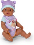 BABY born Eva pop, zittend. Draagt paarse muts met oortjes en paarse bodysuit met berenprint.