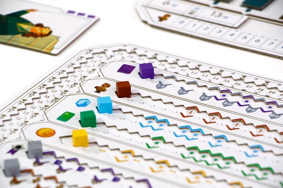 Close-up van een bordspel met gekleurde blokjes, edelstenen en tokens op een scorebord.