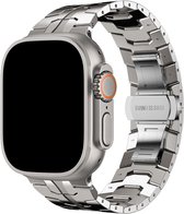 Zilverkleurige smartwatch met een metalen schakelband en vlindersluiting, gemaakt van roestvrij staal.