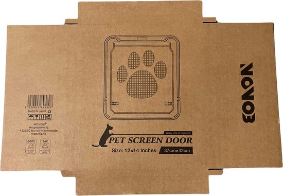 Kartonnen verpakking van een "PET SCREEN DOOR" met pootafdruk-logo. "NOVOB" merknaam vermeld.