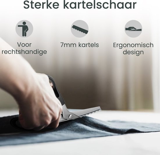 Een hand knipt stof met de Purepeak kartelschaar. Geschikt voor rechtshandige, 7mm kartels, ergonomisch design.
