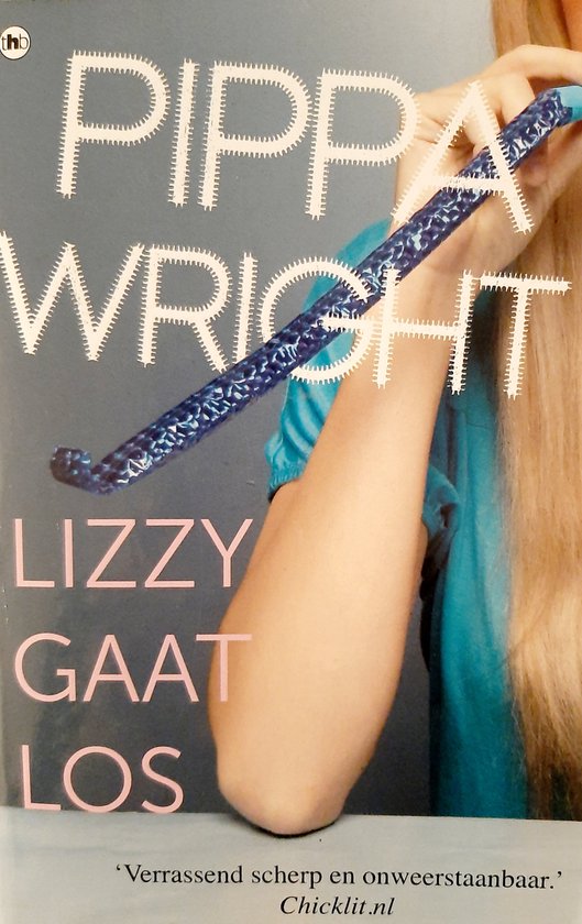 Boekcover met de tekst PIPPA WRIGHT LIZZY GAAT LOS. Een hand houdt een blauw-witte knuppel vast.