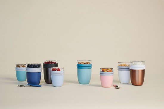 Een collectie gekleurde Mepal lunchpotten met verschillende vullingen.