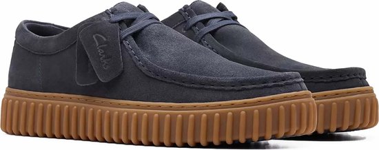 Paar blauwe suède schoenen met bruine plateauzolen.