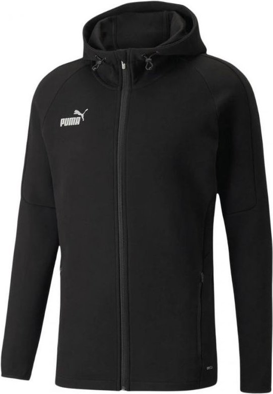 Zwarte Puma hoodie met witte opdruk op de borst en rits, recht van voren gefotografeerd.