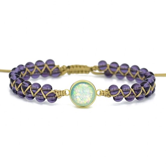 Gouden armband met een centraal blauw-wit opaal en twee rijen paarse kralen, gevlochten op taupe koord.