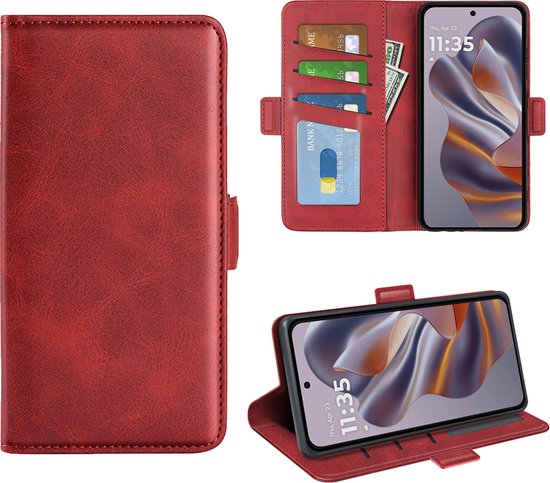 Rood telefoonhoesje in verschillende opstellingen: gesloten, open met kaarten en telefoon, en als standaard.
