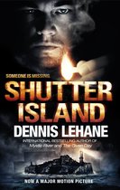 Boekcover 'Shutter Island' van Dennis Lehane. Deels een gezicht van een man, de titel 'SHUTTER ISLAND', en een eiland met gebouwen en vuurtoren op een rots in zee.