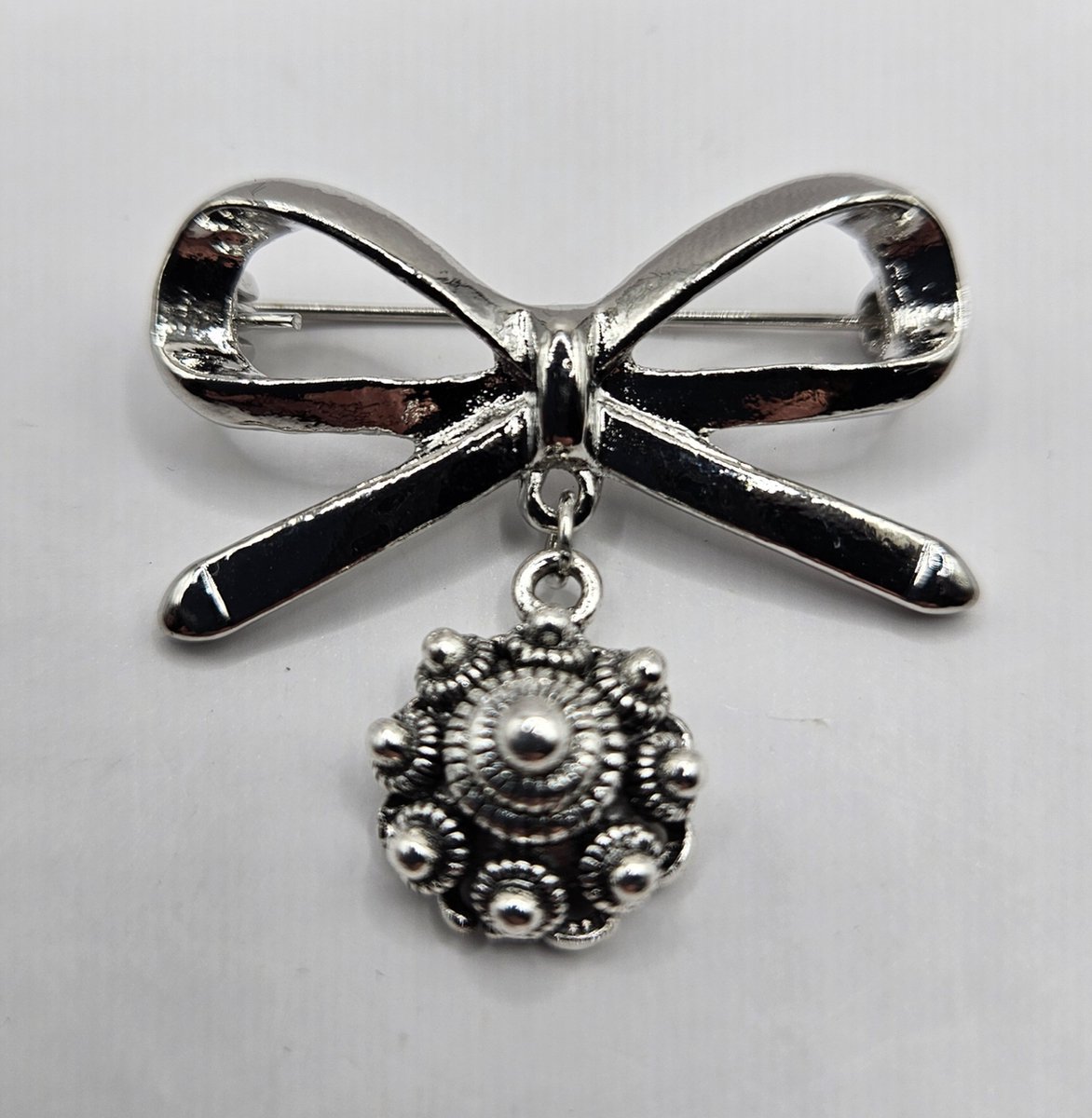 Frutsels by Es - broche - strikje - Zeeuws knopje