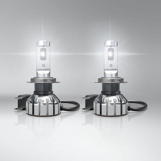 Twee H7 LED-lampen op een reflecterende ondergrond met lichteffecten.