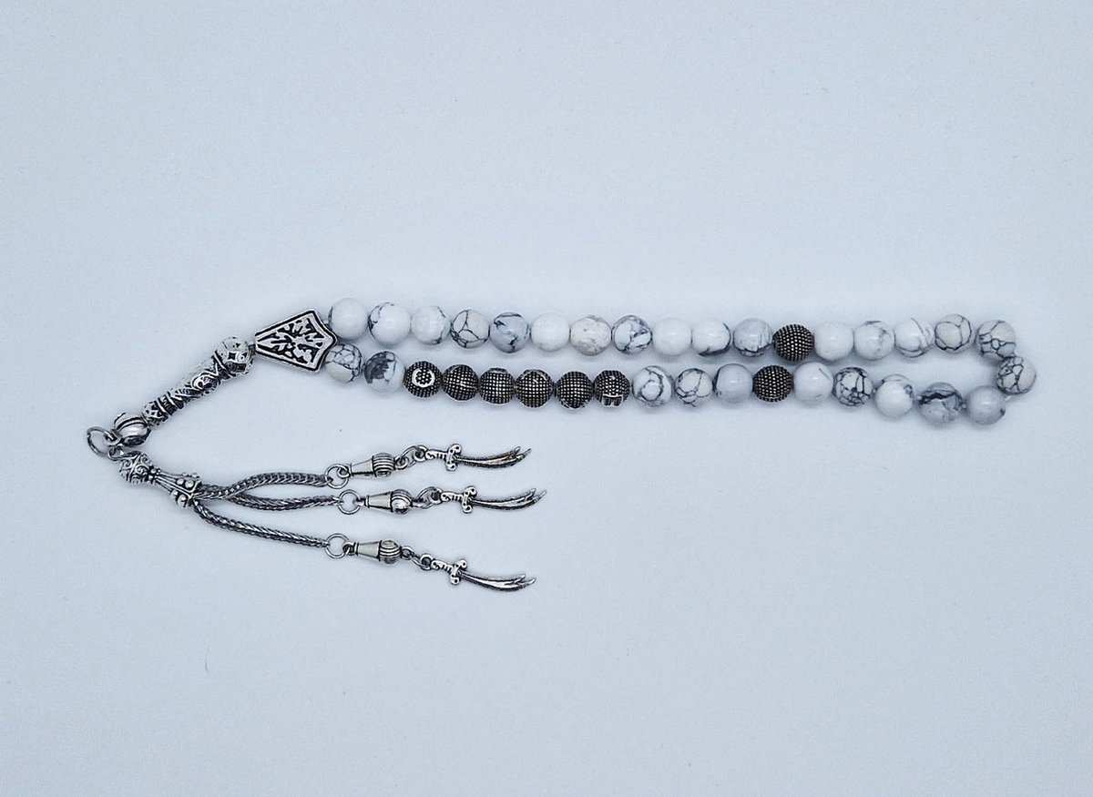 Handgemaakte naam tasbih 33 Kralen Natuursteen “Howlite Wit” - met metaal tassel “Zwaarden"- Met je naam of de naam van uw geliefde- 8 mm diameter van de korrel