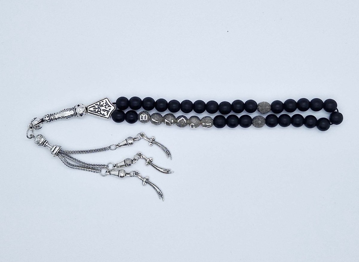 Handgemaakte naam tasbih 33 Kralen Natuursteen “Mat zwart onyx” - met metaal tassel “Zwaarden"- Met je naam of de naam van uw geliefde- 8 mm diameter van de korrel
