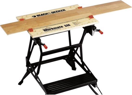 Zwarte Black & Decker Workmate 536 werkbank met houten werkblad en vloerplanken.