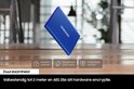 Blauwe Samsung Portable SSD T7 zwevend boven een tafel, met duurzaamheidsiconen.