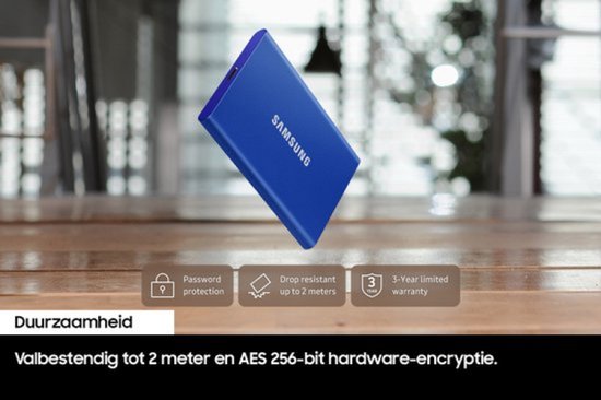 Blauwe Samsung Portable SSD T7 zwevend boven een tafel, met duurzaamheidsiconen.