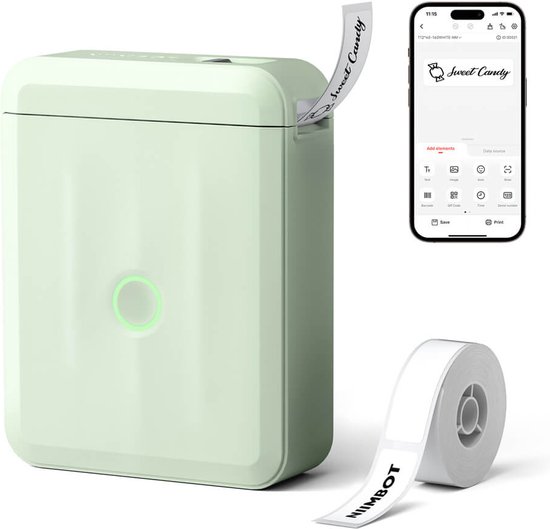 Lichtgroene Niimbot D110 labelprinter met een rol witte etiketten. Telefoon toont "Sweet Candy" logo. De printer is compact en draadloos.