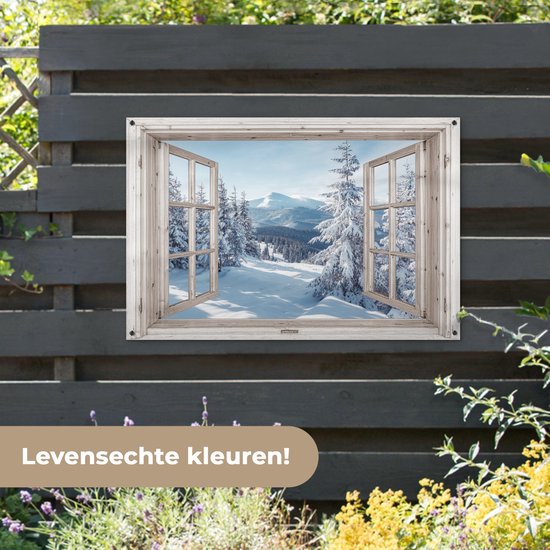 Fenêtre ouverte sur paysage d'hiver, accrochée à une clôture sombre.